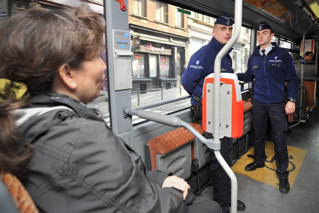 Smoking, spitting and oversized backpacks: Tougher fines planned on Brussels transport