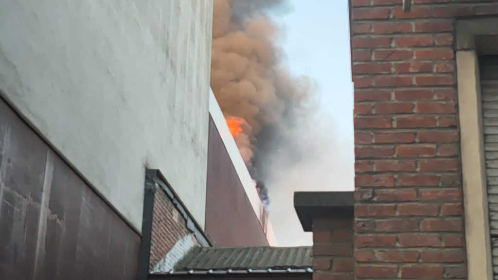 Fire breaks out at Brussels school (video)