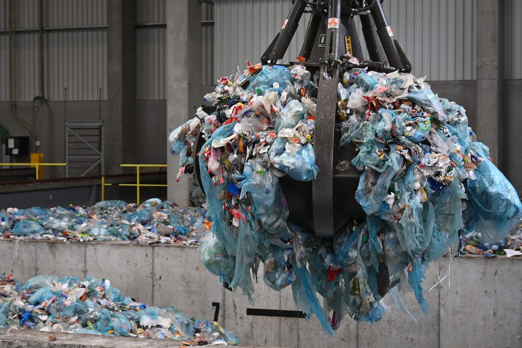 New blue bags result in nearly 800,000 tonnes of plastic recycled in 2022