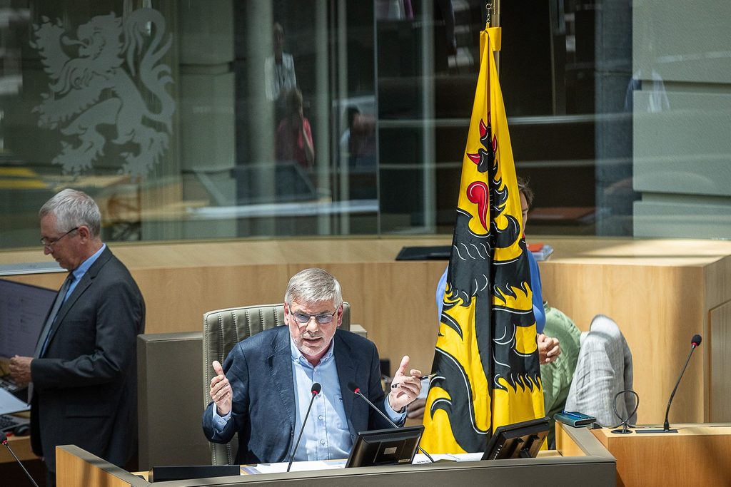 Chaos in Flemish Parliament: Vlaams Belang place Flemish flag next to chairman's chair