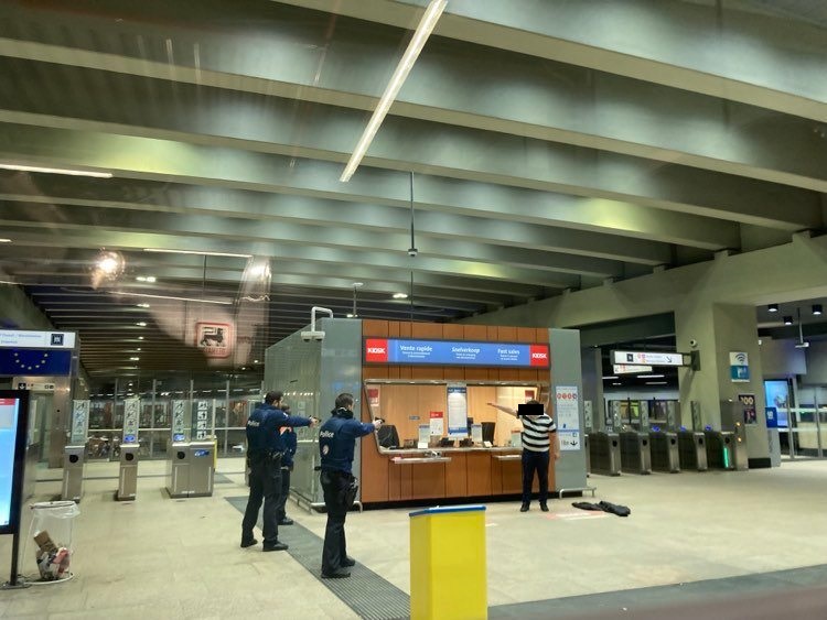 Suspect in knife attack at Schuman metro station taken into custody