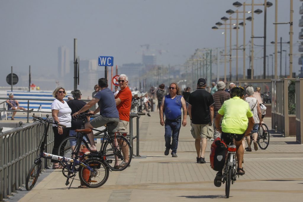 Cargo bike crosses Belgian coast to combat cigarette butts