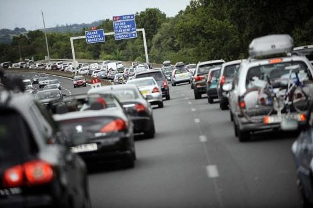 Holiday traffic jams: 840 km of queues reported in France on Saturday