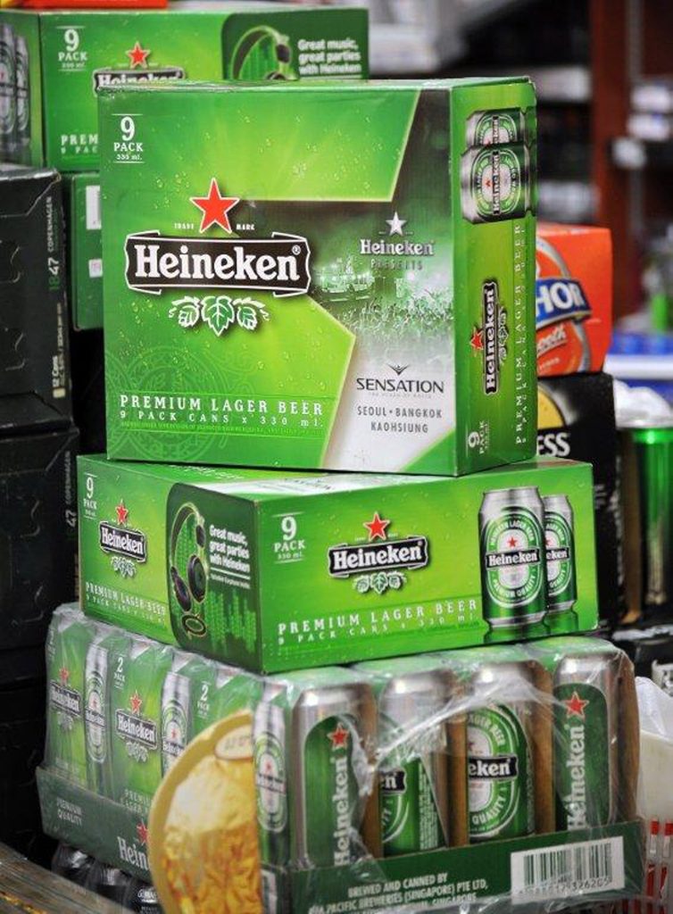 Heineken sells less beer and sees its profits fall