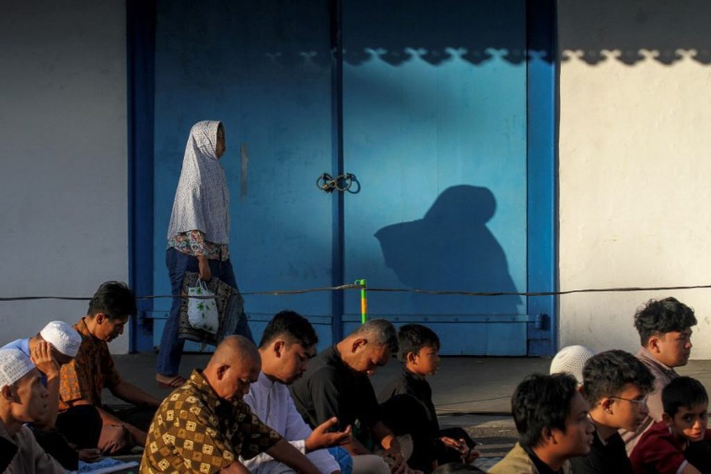 Indonesian cleric charged after allowing men and women to pray together