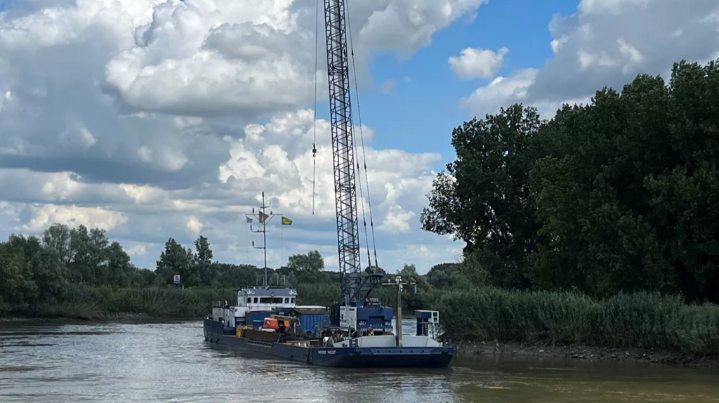 Man reported missing after riverboat sinks on the Scheldt