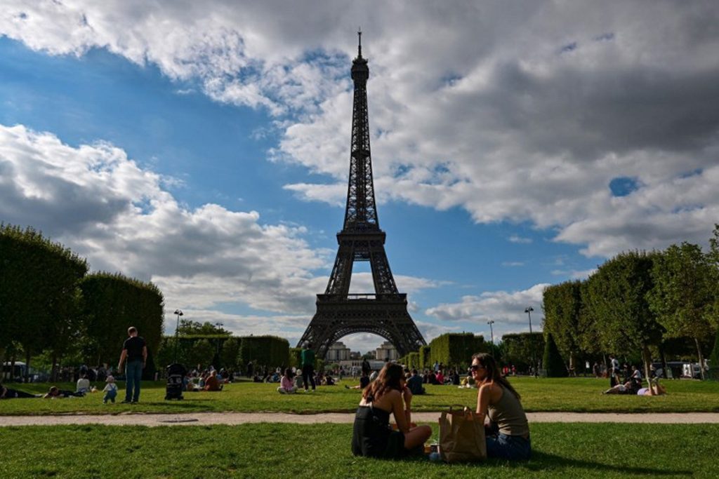 Eiffel Tower evacuated following an alarm