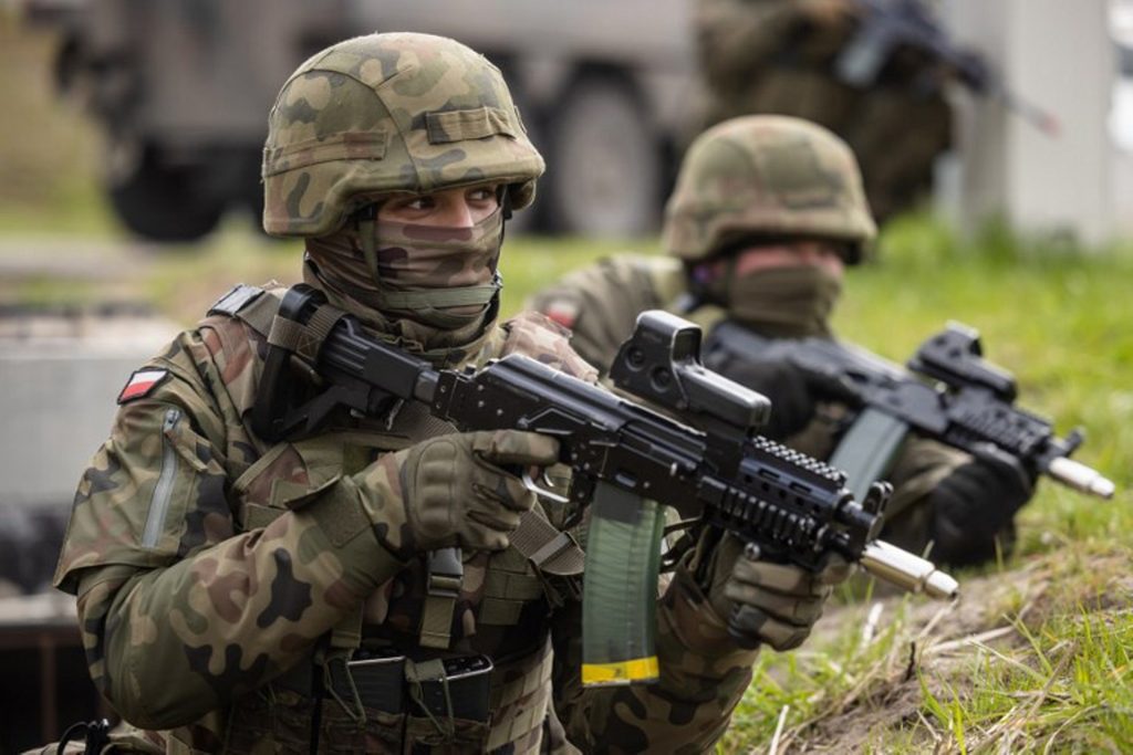 Poland sends more troops to the Belarus border
