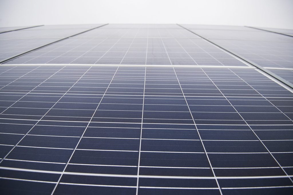 Federal Government slow to install solar panels on its buildings