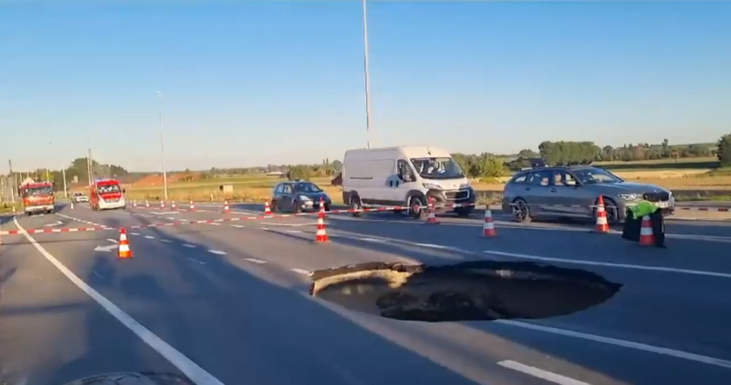 Giant sinkhole appears on West Flanders road as sewer system collapses