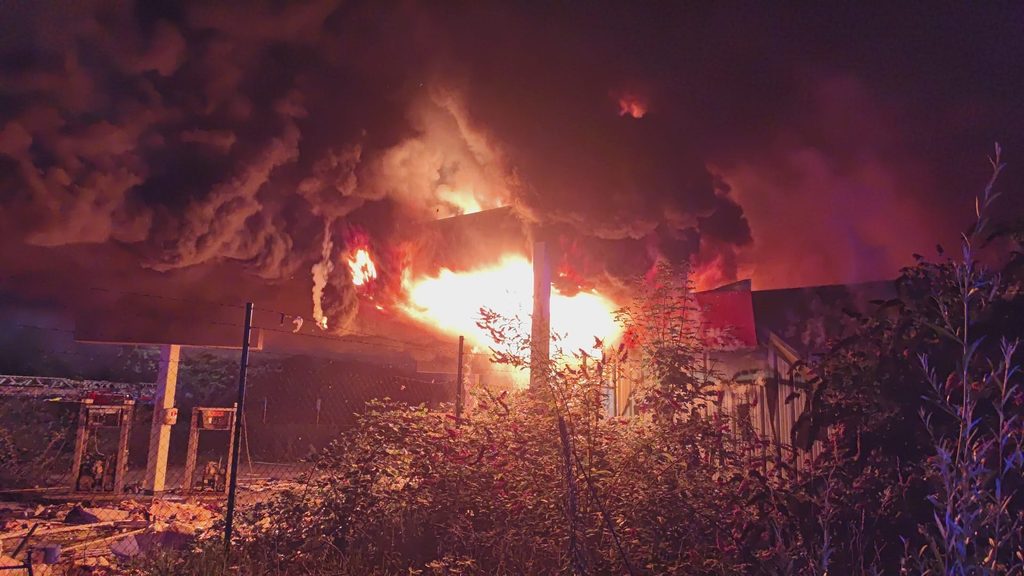 Heavy fire in squatted petrol station in Anderlecht for second consecutive night