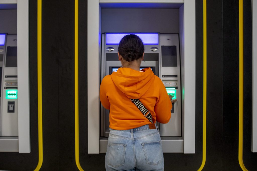 Belgian banks continue to cut hundreds of ATMs despite criticism