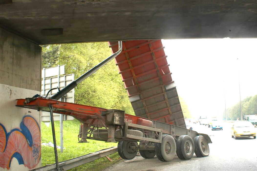 'Tunnel ramblers': Increasing number of vehicles stuck under bridges across Flanders