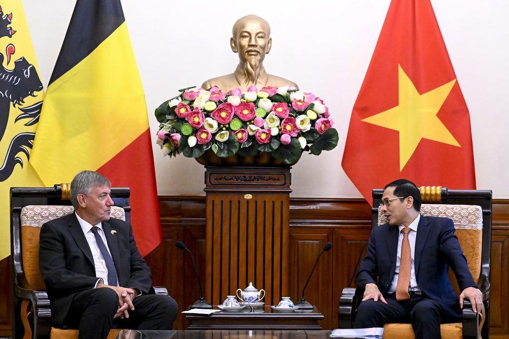 Flemish Minister-President departs on economic mission to Vietnam