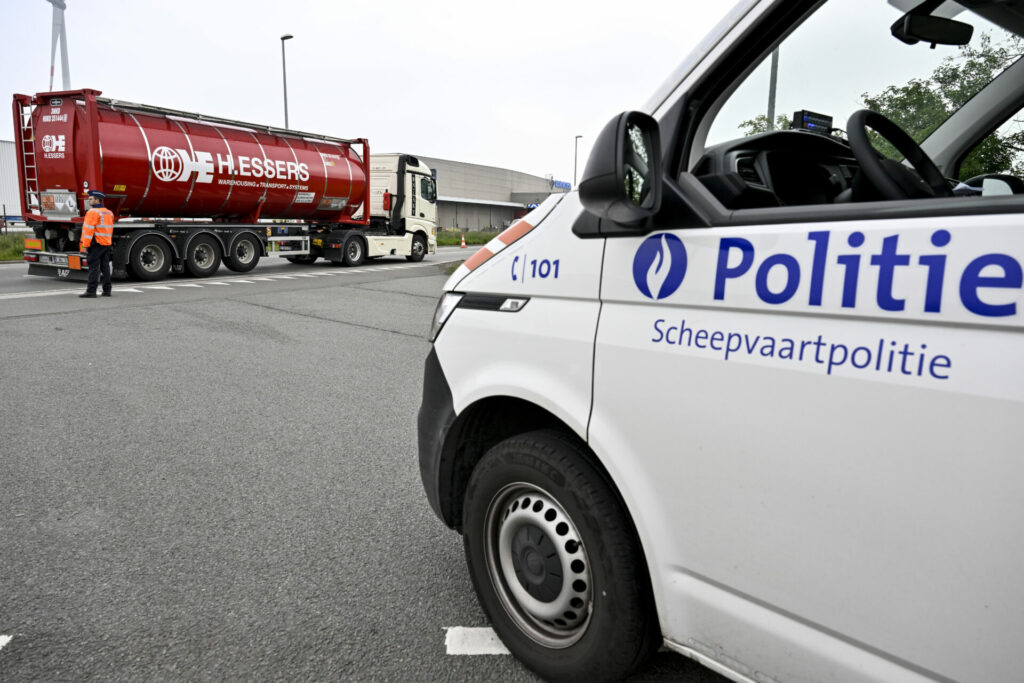 Police in Antwerp intercept van carrying seven heavily-armed men