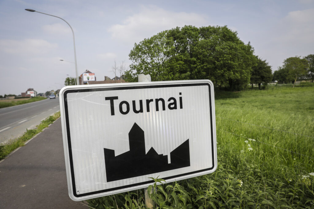 Motorist crashes into tree in Tournai, left in critical condition