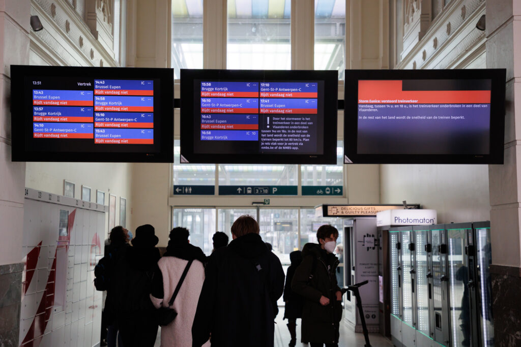 Belgian train station screens showing incorrect info, SNCB recommends using app