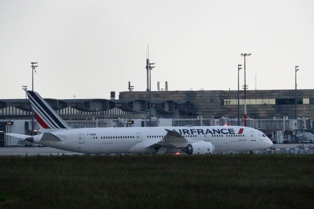 New bomb threats at 14 French airports, three evacuated