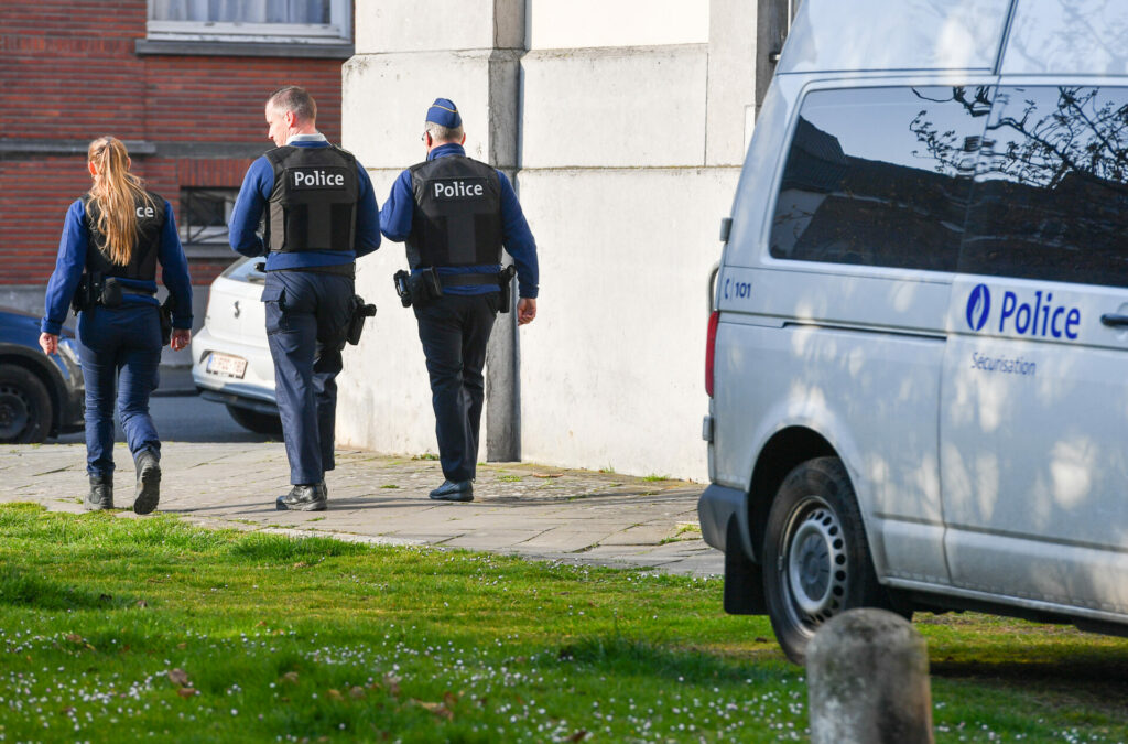 Police search for potentially armed man in Sint-Pieters-Leeuw