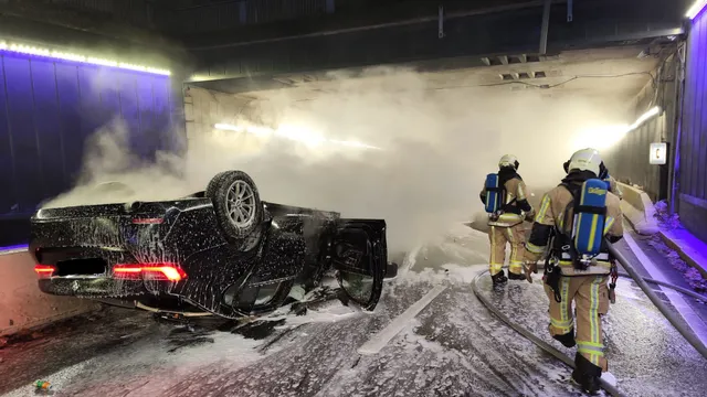 Car burnt out after crashing in Botanique Tunnel