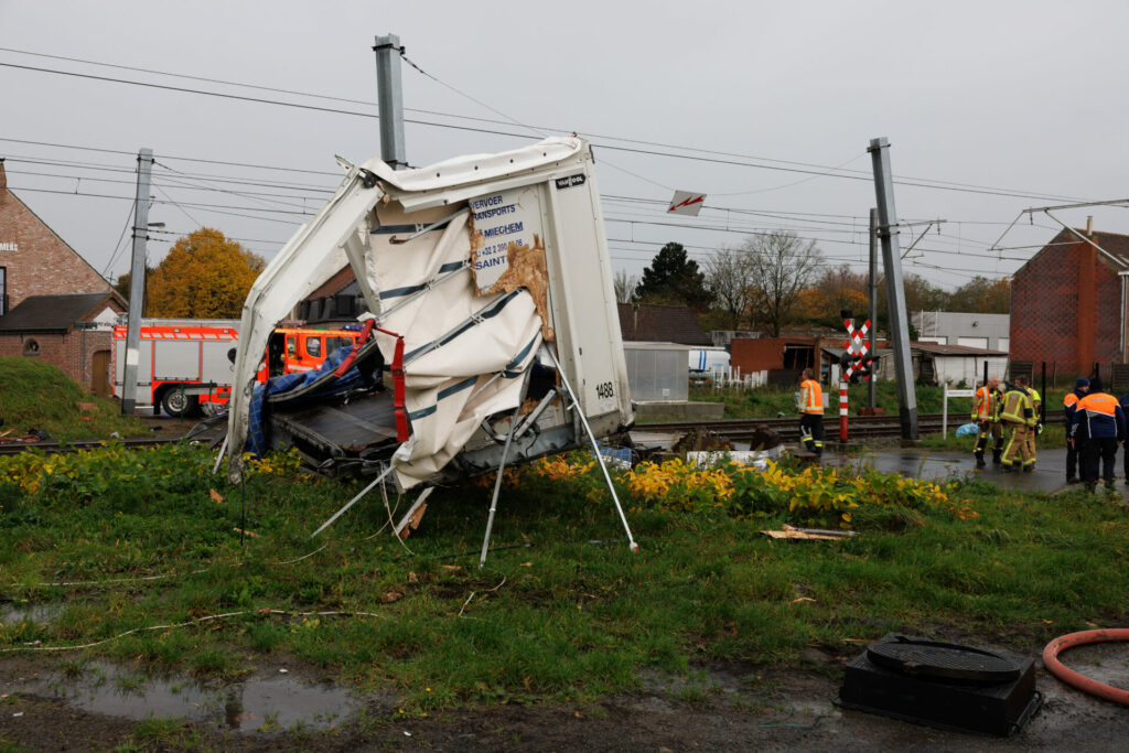 Van crashes into train in Flanders