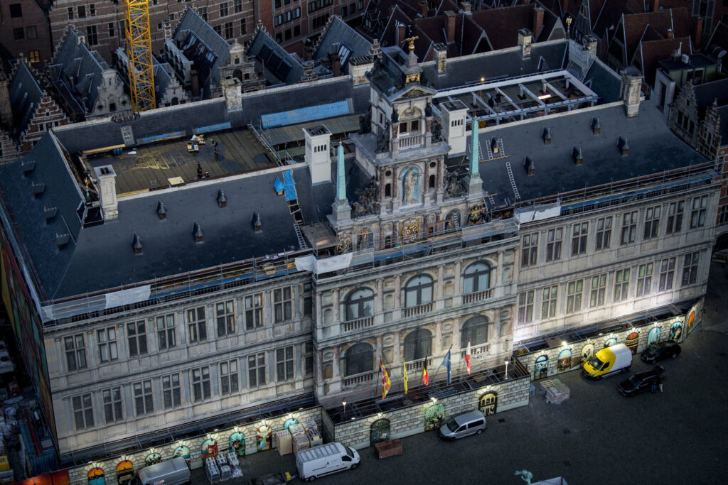 Storm Ciarán: Antwerp's Grote Markt closed as City Hall obelisk threatens to collapse