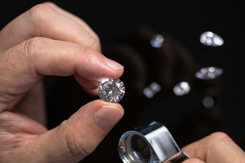 Federal Government and diamond sector continue to clash over Russian sanctions