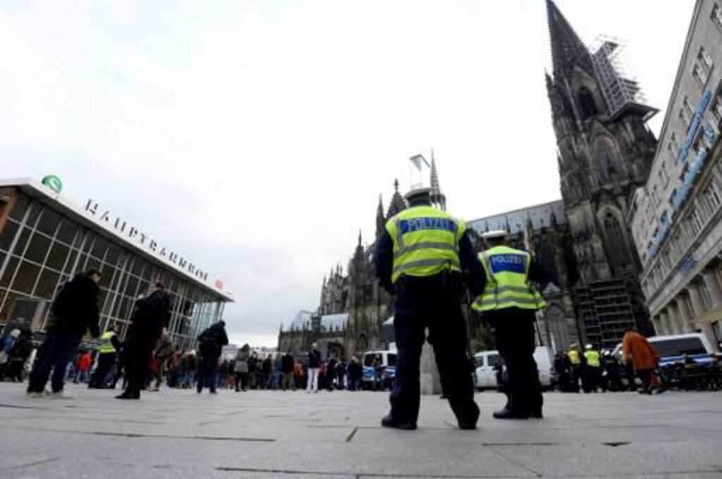 Cologne cathedral off limits to tourists following attack threat