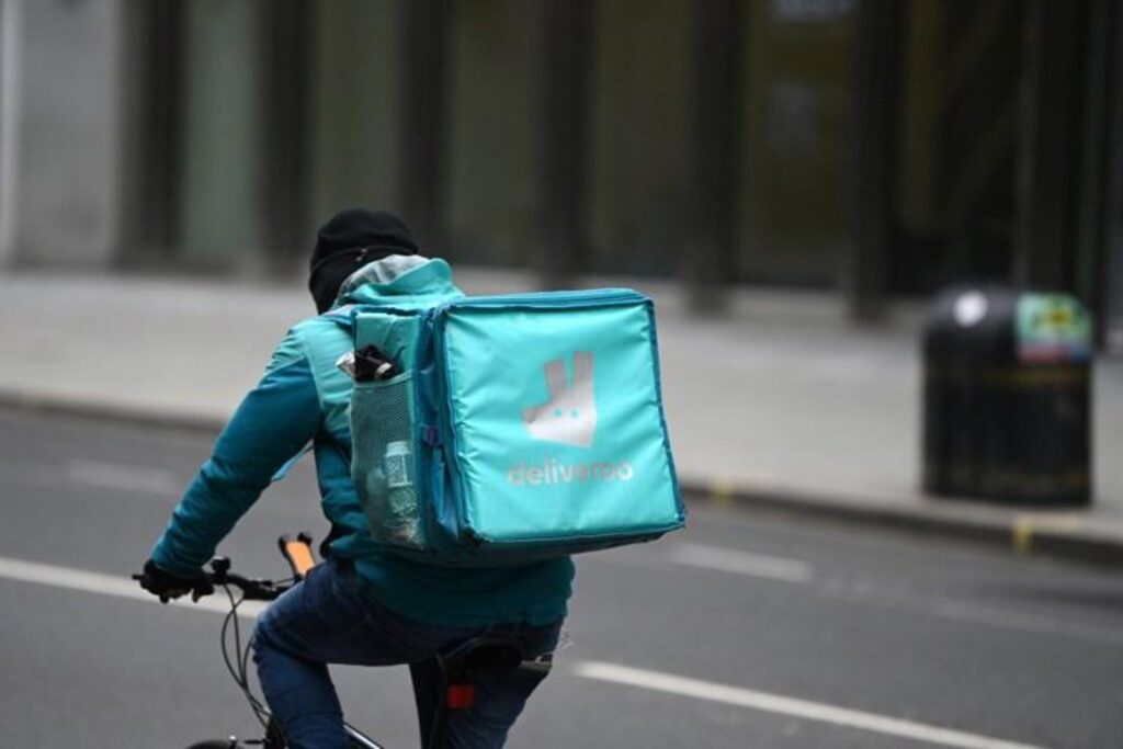 Deliveroo delivery staff must be considered employees, court rules