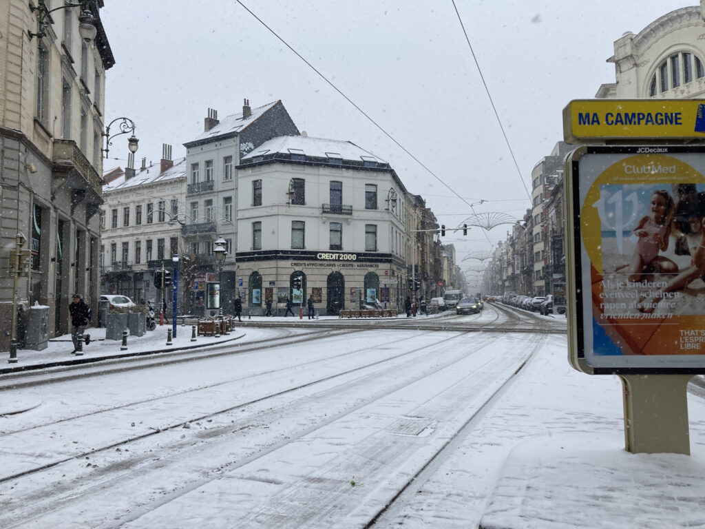 Heavy snowfall disrupts rubbish collection in Brussels