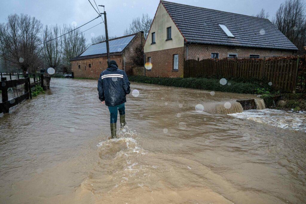 Train services between Brussels and Halle disrupted by flooding