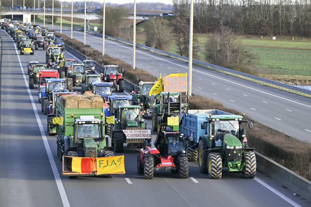 Farmer protests: Tractors block traffic on E42 and E411 near Namur