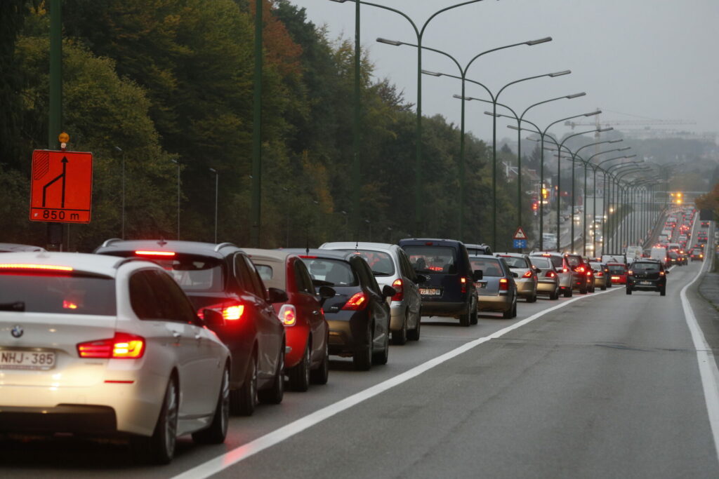 Two-hour-long queues on E40 towards Brussels following accident in Nevele