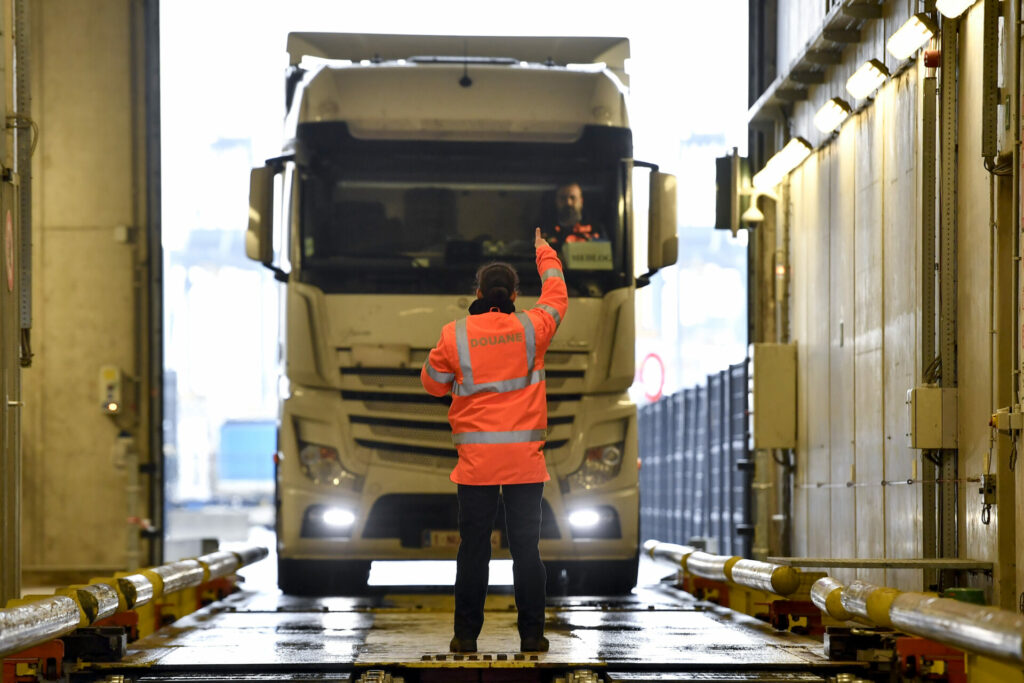 Several migrants, mainly Vietnamese, found in small truck in Oostduinkerke