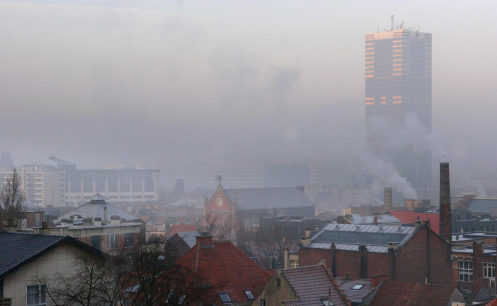 Does the cold impact air quality in Brussels, and who is at risk?