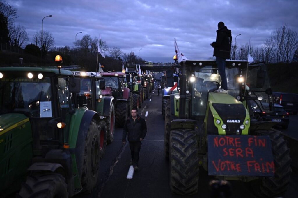 France: Farmers tighten grip on Paris as negotiations continue