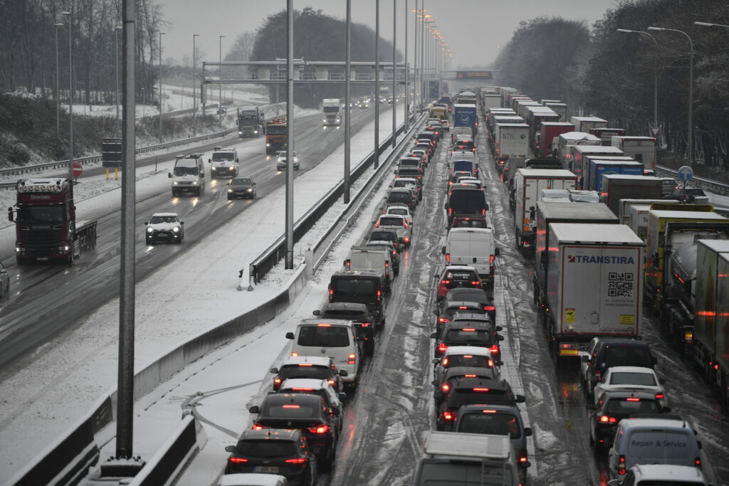 Cancelled flights, train delays and traffic: Snow causes major disruptions across Belgium
