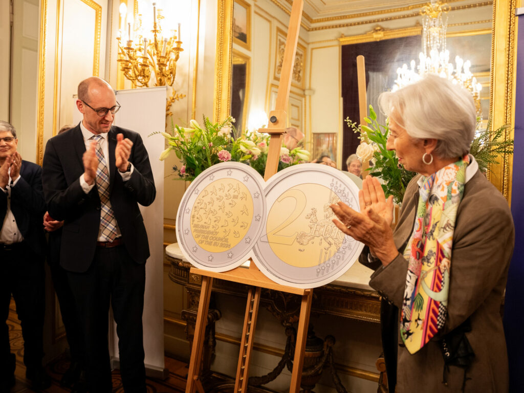 Belgium presents commemorative €2 coin to honour EU Presidency