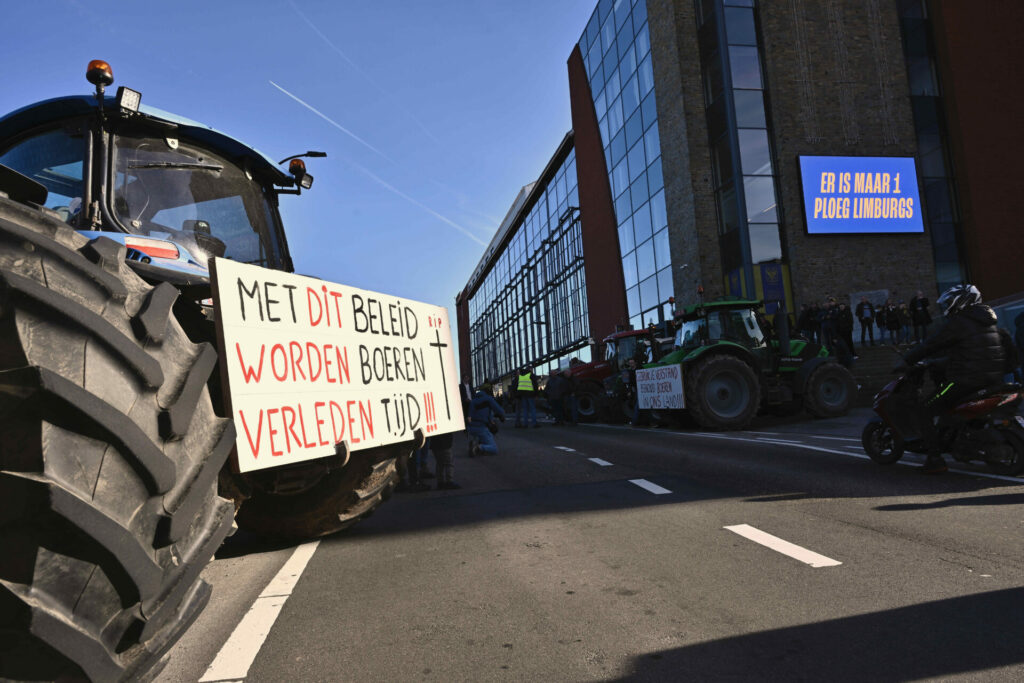Farmer protests cause delay at Limburg derby match (photos)