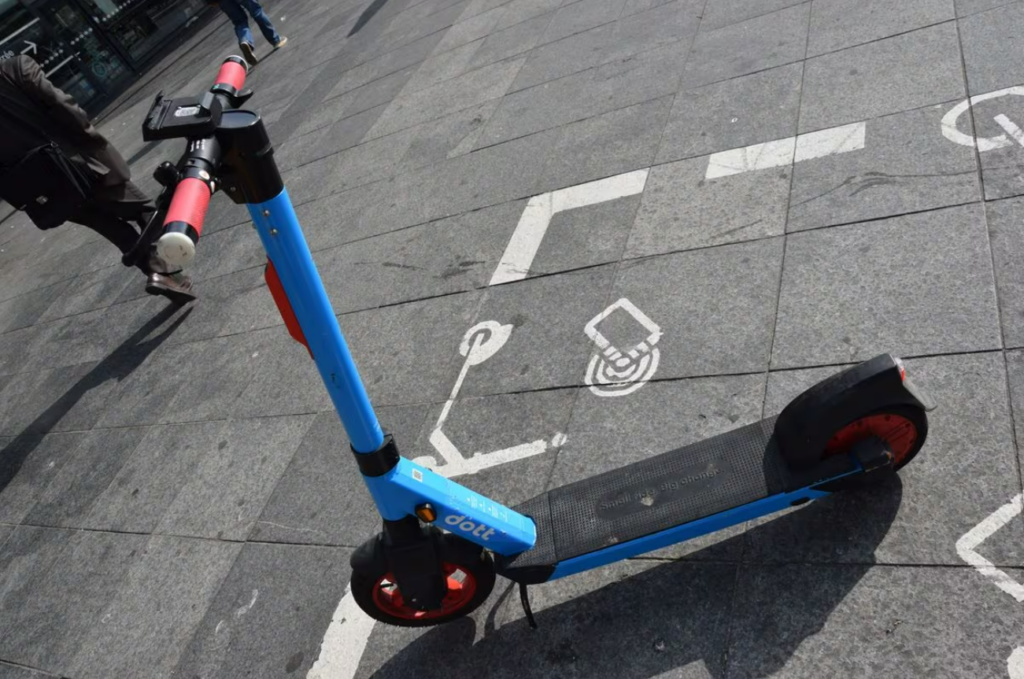 Schaerbeek reduces its pavements to create e-scooter drop zones