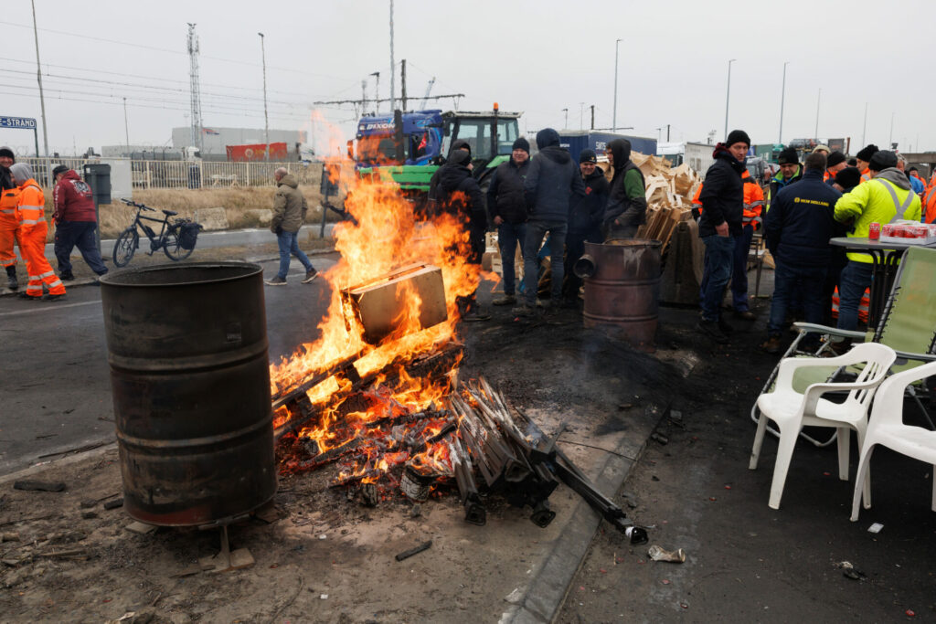 Farmers lift blockade of Zeebrugge port, stranded trucks can leave again