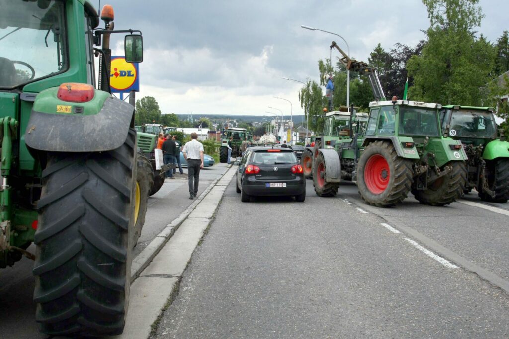 Farmer protests: Tractors block Walloon supermarket distribution centres again