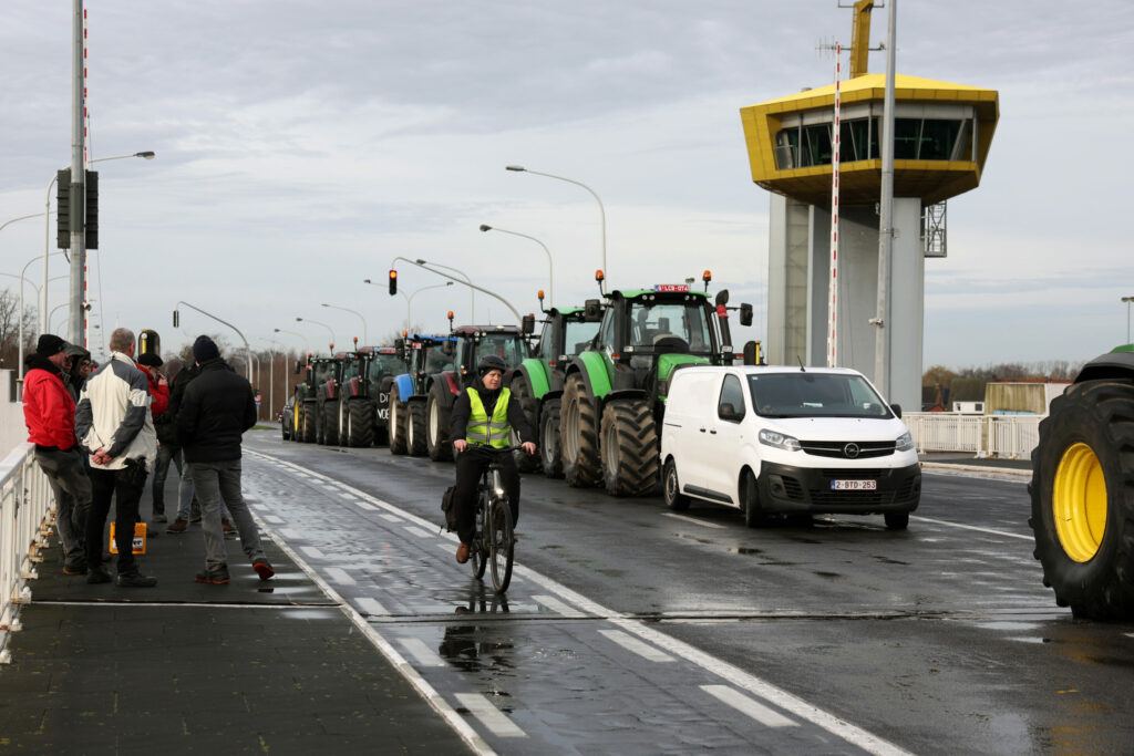 Farmers block bridge in Ghent, blocking navigation at North Sea Port