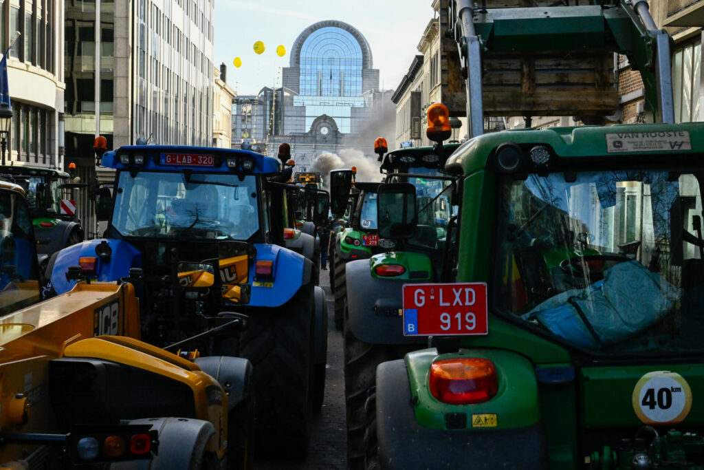 Farmer protests: European Commission slashes EU environmental standards