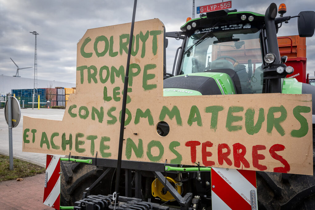 Farmers block access to Colruyt shops in Hannut and Waremme