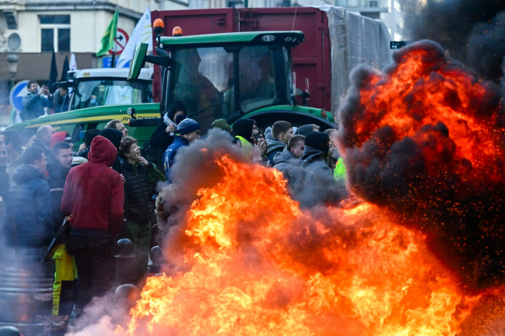 Farmers occupy the streets of Brussels' European Quarter (photos)