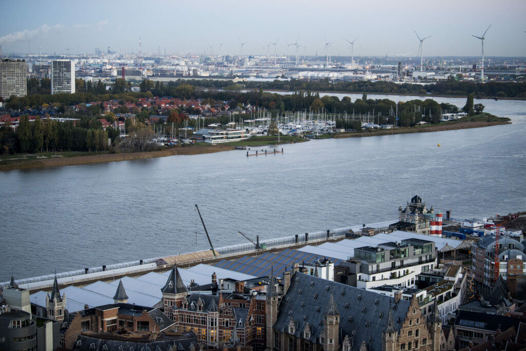 Large oil spill on the Scheldt River causes bad smell in Antwerp city centre