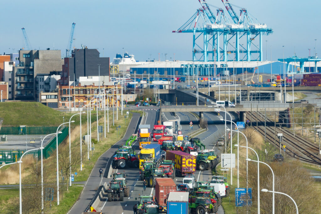 Around a hundred tractors head for the port of Ghent