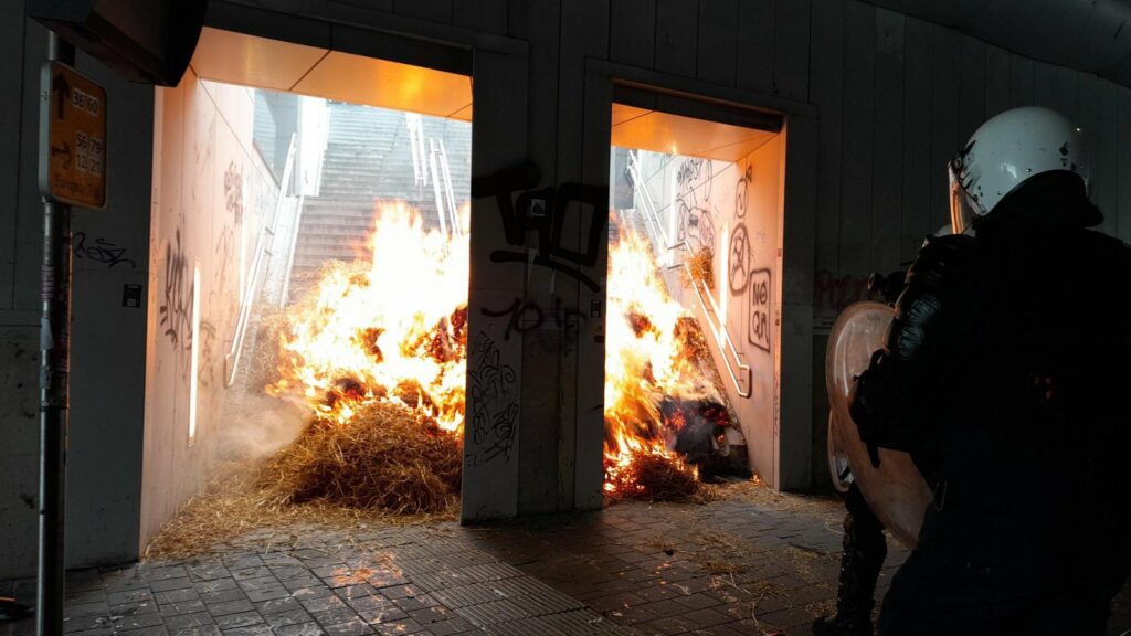 Farmers set fire in Maelbeek metro station