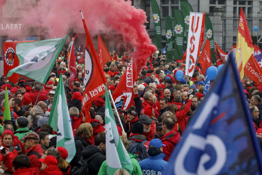 'Stop the race to the bottom': Over 1,000 essential workers demonstrate in Brussels